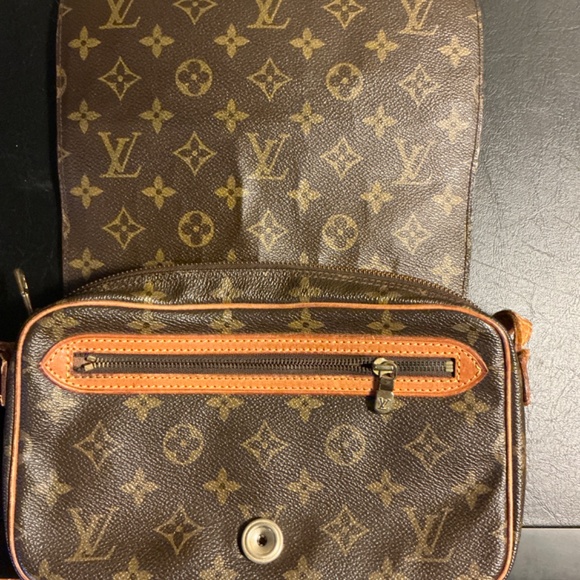 Authentic Louis Vuitton Saint Germain Vintage Monogram Crossbody - Picture 3 of 9